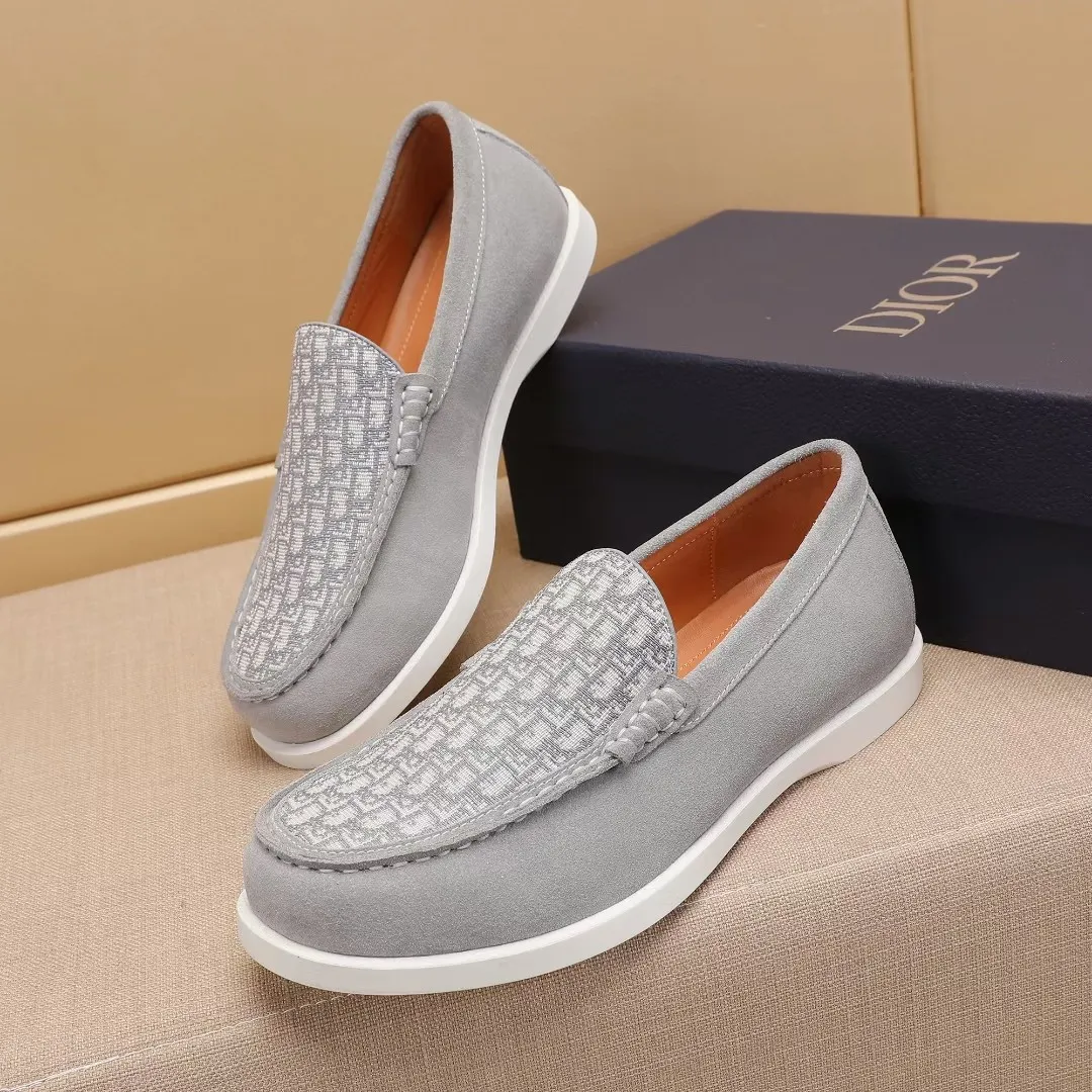 Men's Men's Shoes 💰400 [New Style] 🏍️🏍️Dior - This Dior Granville loafer is a casual dress shoe. Crafted from luxuriously soft beige suede, it features a beige Oblique print panel on the upper. The lightweight cream-white rubber sole is more sophisticated. The Dior Oblique pattern is engraved on the outsole to enhance the style, and the Dior logo is engraved on the back side. Adds elegance to any casual look.
